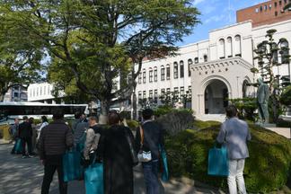 石橋正二郎氏の銅像のある大学本館前にて