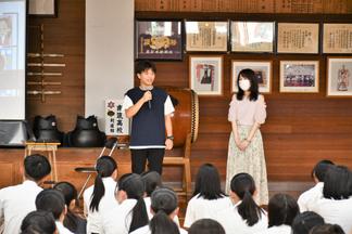 高校生にメッセージを送る近藤さんと山口さん