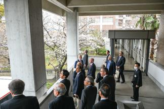 正二郎氏の寄贈により建てられた医学図書館にて