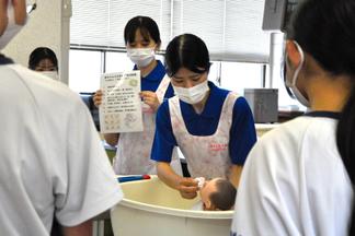 沐浴の方法を説明する院生