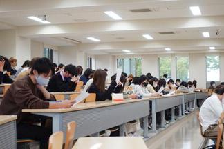 寮規則などに目を通す新寮生たち