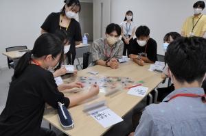 イラストを組み合わせ、お題を当てるゲームは好評!