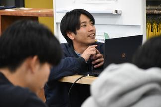 企画の背景などについて伝える学生