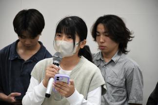 グループワークの成果を伝える学生