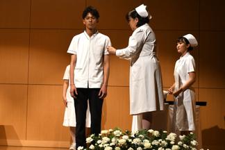 男子学生には肩に付けるエンブレムが授与されました