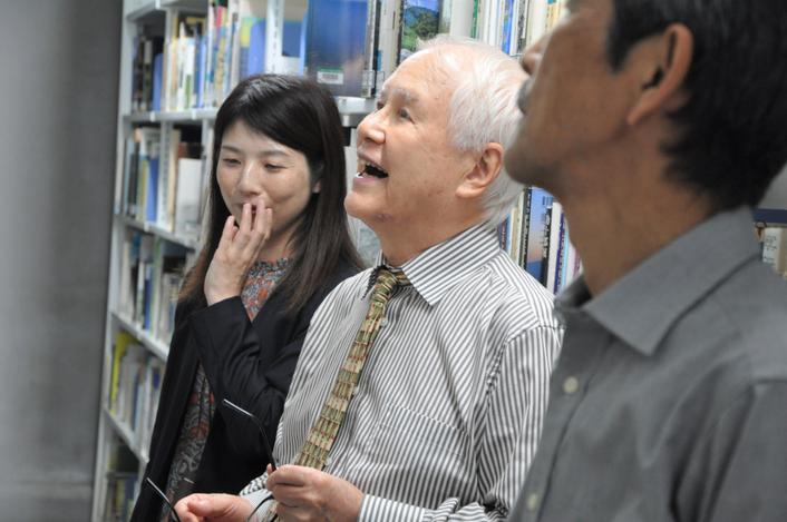 古賀邦雄河川文庫を視察される帚木先生