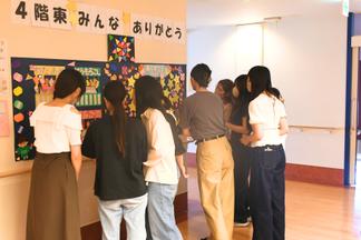 ひとつひとつメッセージを読む学生たち