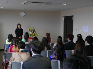 金別科長を前に修了生代表として謝辞を述べるTHAPA MAGAR SARINAさん（左） 