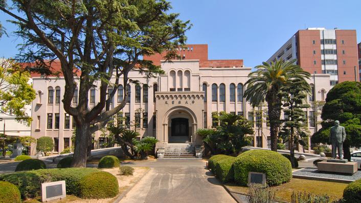 正二郎氏ご兄弟の土地建物の寄贈による大学本館(国の登録有形文化財)