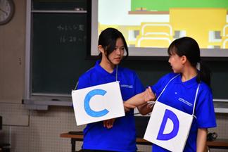 無理やり腕を組もうとしました