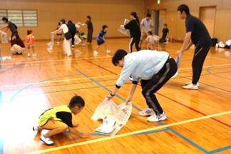 新聞の動きに合わせて体を動かします