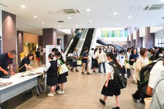 来場者でにぎわうキャンパス内
