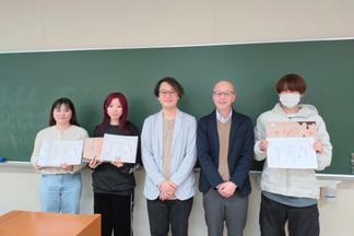 受賞したゼミの代表学生（担当教員と）